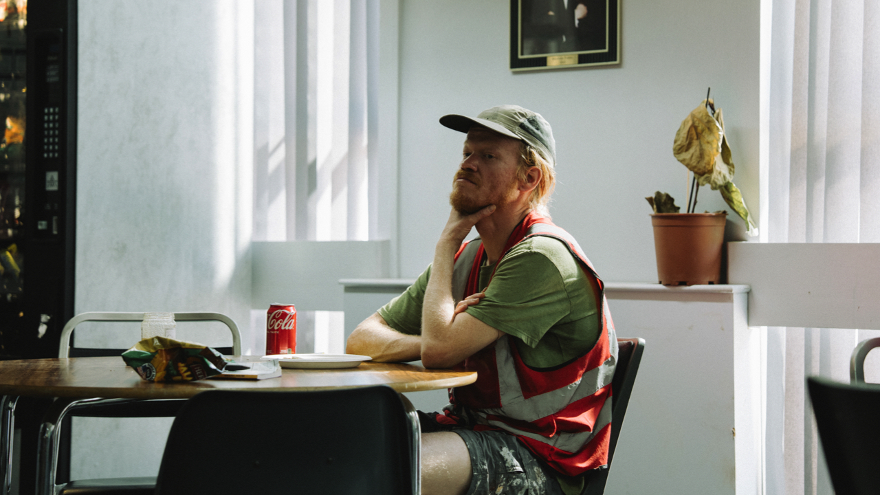 Jesse Plemons stars as Teddy Gatz in director Yorgos Lanthimos' 'Bugonia', a Focus Features release. .Credit: Atsushi Nishijima/Focus Features © 2025 All Rights Reserved.