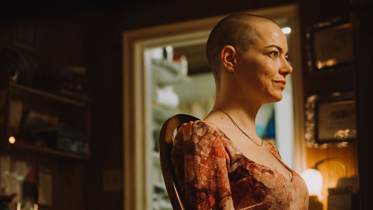 Emma Stone stars as Michelle in director Yorgos Lanthimos' 'Bugonia', a Focus Features release. Credit: Atsushi Nishijima/Focus Features © 2025 All Rights Reserved.