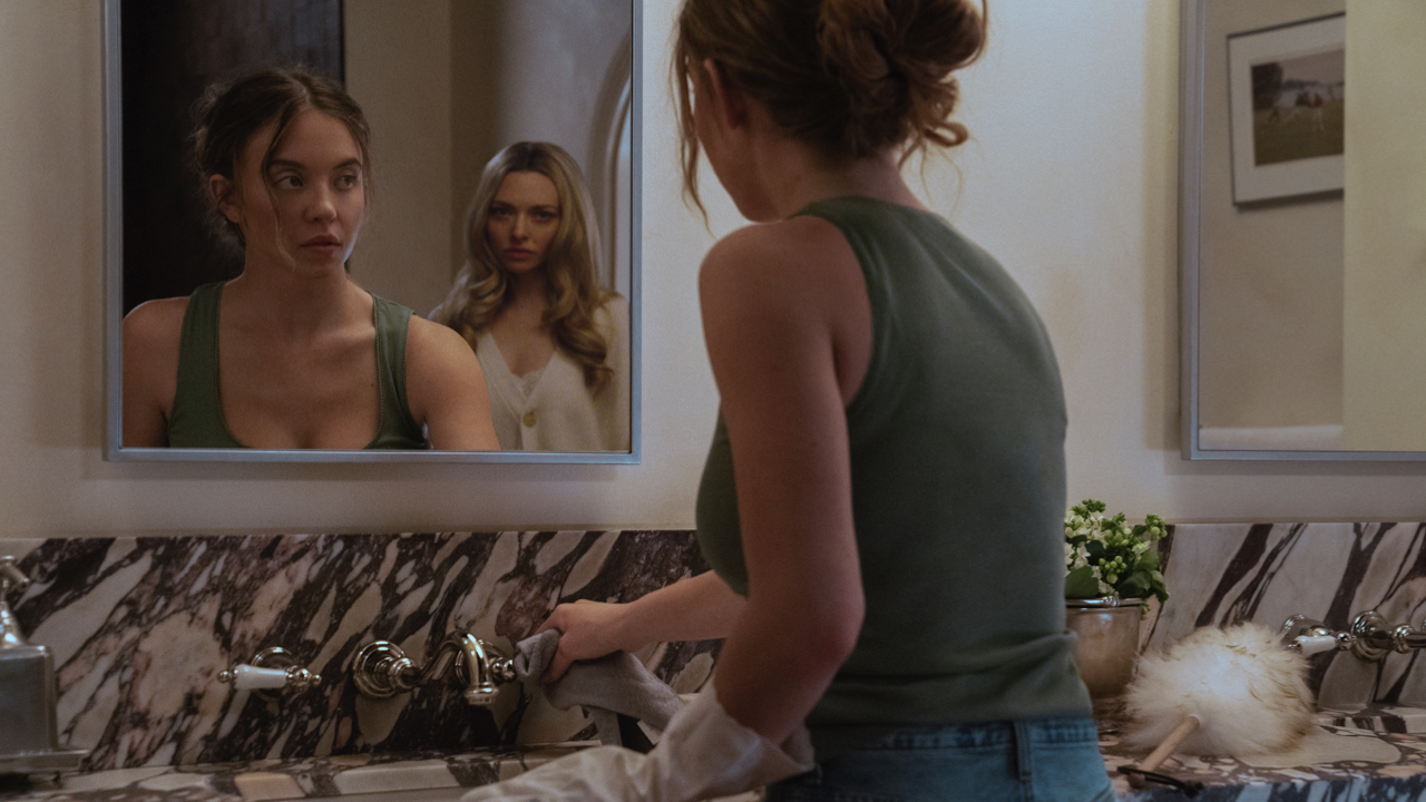 (L to R): Sydney Sweeney as Millie and Amanda Seyfried as Nina in 'The Housemaid'. Photo: Daniel McFadden/Lionsgate.
