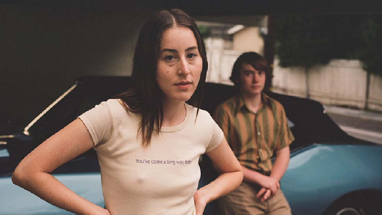 (L to R) Alana Haim and Cooper Hoffman in 'Licorice Pizza'. Photo: United Artists Releasing.