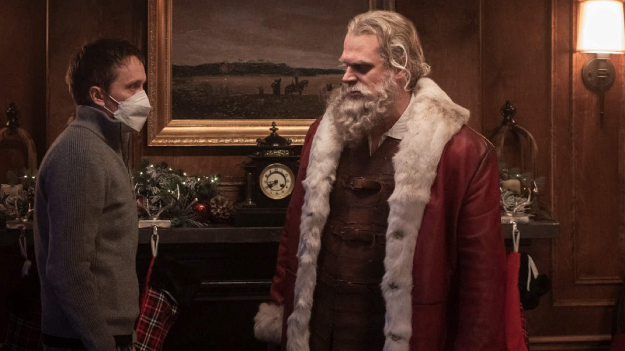 (L to R) Director Tommy Wirkola and David Harbour on the set of 'Violent Night.' © Universal Studios.