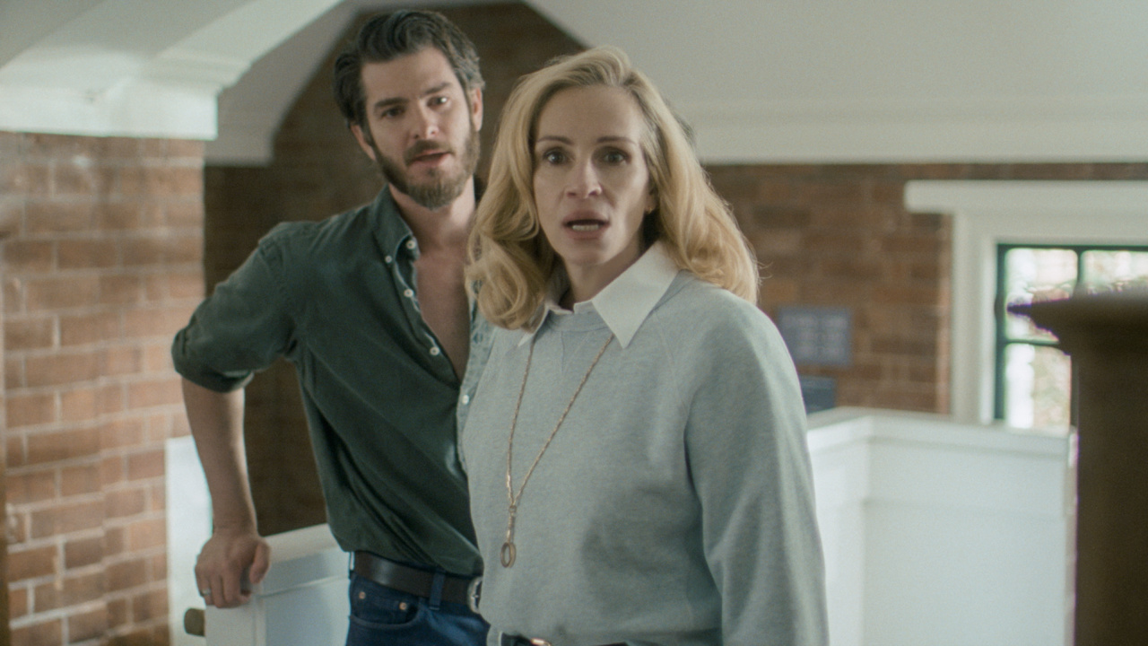 (L to R) Andrew Garfield as Hank and Julia Roberts as Alma in 'After the Hunt', from Amazon MGM Studios. Photo Credit: Courtesy of Amazon MGM Studios. © 2025 Amazon Content Services LLC. All Rights Reserved.