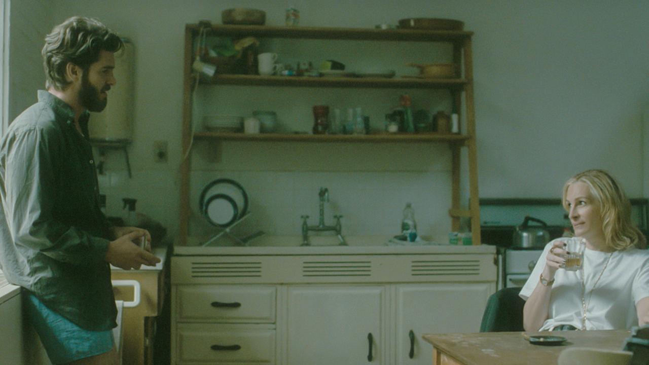 (L to R) Andrew Garfield as Hank and Julia Roberts as Alma in 'After the Hunt', from Amazon MGM Studios. Photo Credit: Courtesy of Amazon MGM Studios. © 2025 Amazon Content Services LLC. All Rights Reserved.