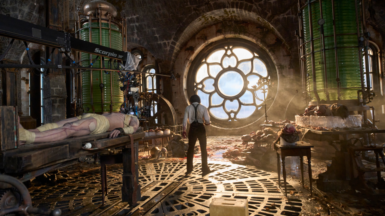 (L to R) Jacob Elordi as The Creature and Oscar Isaac as Dr. Victor Frankenstein on the set of Frankenstein. Photo: Ken Woroner/Netflix © 2025.