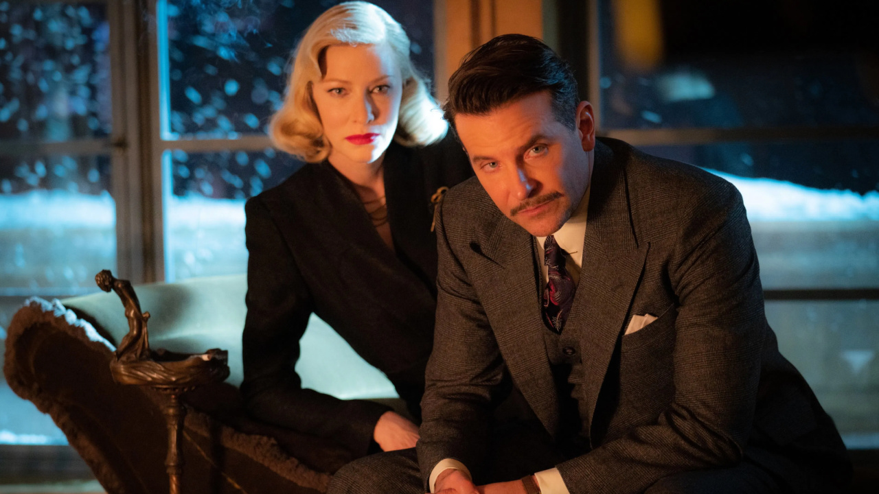 (L to R) Cate Blanchett and Bradley Cooper in 'Nightmare Alley'. Photo: Searchlight Pictures.