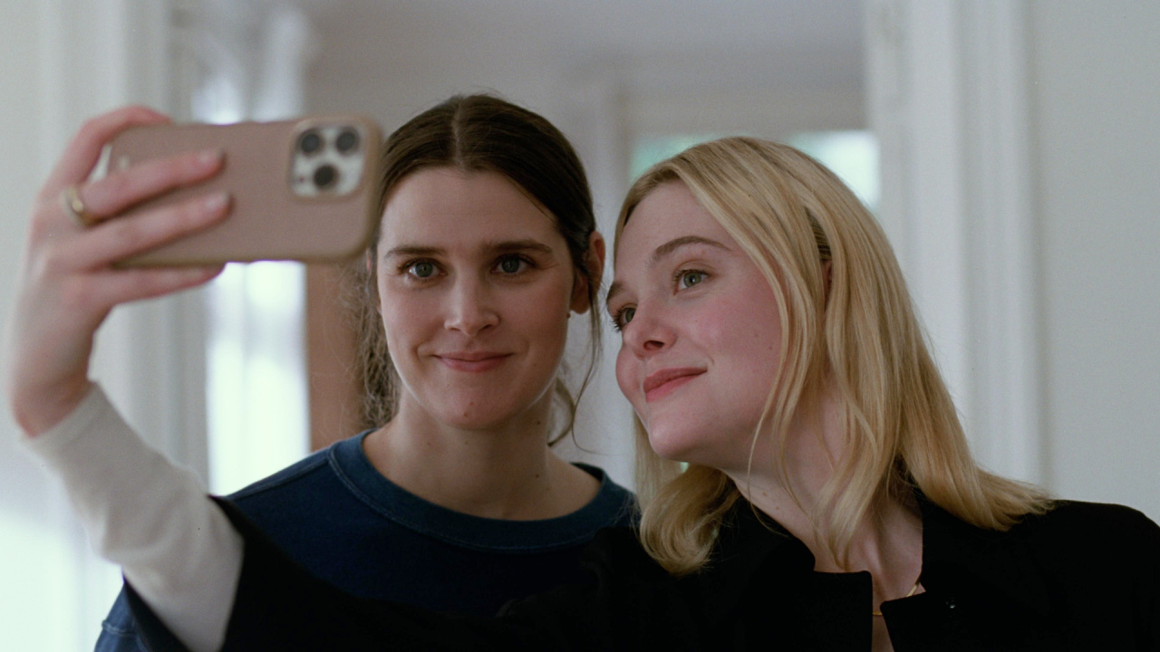 (L to R) Inga Ibsdotter Lilleaas and Elle Fanning in 'Sentimental Value'. Photo: Kasper Tuxen Andersen.