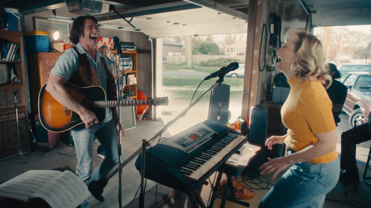 (L to R) Hugh Jackman as Mike Sardina and Kate Hudson as Claire Stengl in director Craig Brewer's 'Song Sung Blue',, a Focus Features release. Credit: Courtesy of Focus Features. © 2025 All Rights Reserved.