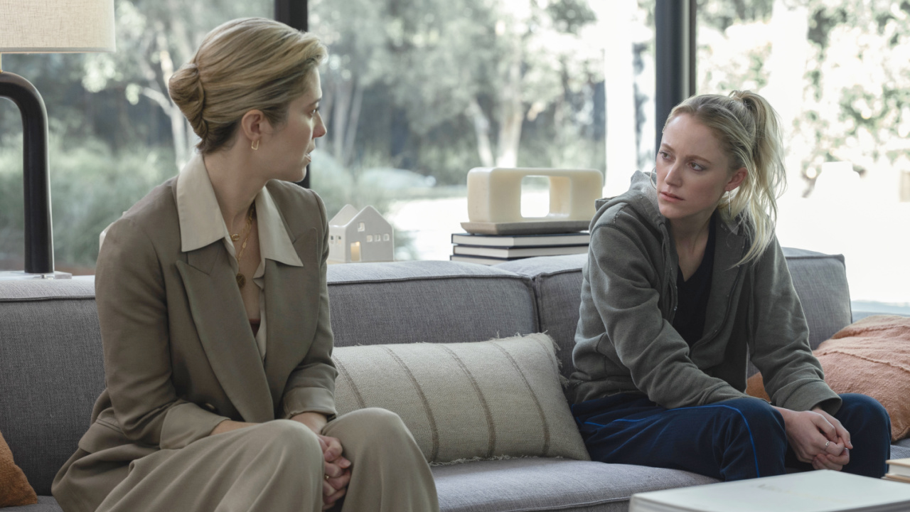 (L to R) Mary Elizabeth Winstead as Caitlin Morales and Maika Monroe as Polly Murphy in 20th Century Studios' 'The Hand That Rocks the Cradle'. Photo by Suzanne Tenner. © 2025 20th Century Studios. All Rights Reserved.