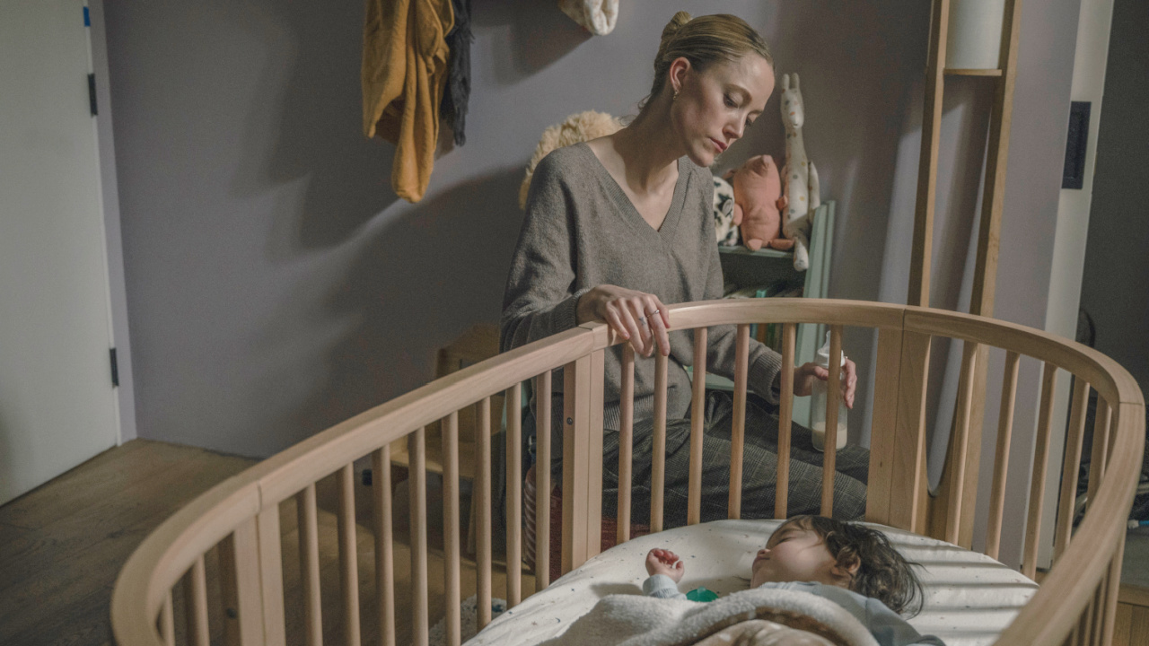 (L to R) Maika Monroe as Polly Murphy and Nora and Lola Contreras as Josie Morales in 20th Century Studios' 'The Hand That Rocks the Cradle'. Photo by Suzanne Tenner. © 2025 20th Century Studios. All Rights Reserved.