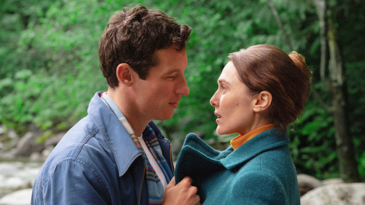 (L to R) Callum Turner and Elizabeth Olsen in 'Eternity'. Photo: A24.
