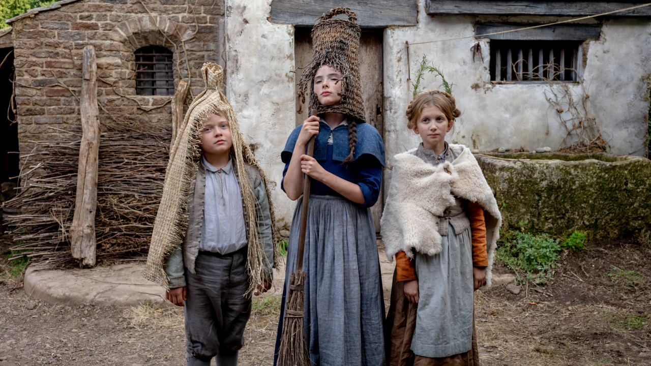 (L to R) Jacobi Jupe stars as Hamnet, Bodhi Rae Breathnach as Susanna and Olivia Lynes as Judith in director Chloé Zhao’s 'Hamnet', a Focus Features release. Credit: Agata Grzybowska / © 2025 FOCUS FEATURES LLC