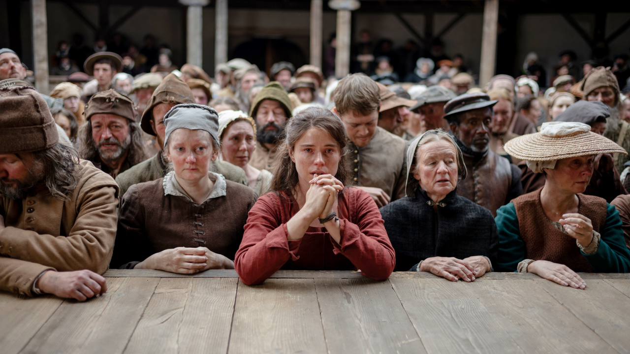 (L to R) Jessie Buckley stars as Agnes and Joe Alwyn as Bartholomew in director Chloé Zhao’s 'Hamnet', a Focus Features release. Credit: Agata Grzybowska / © 2025 FOCUS FEATURES LLC