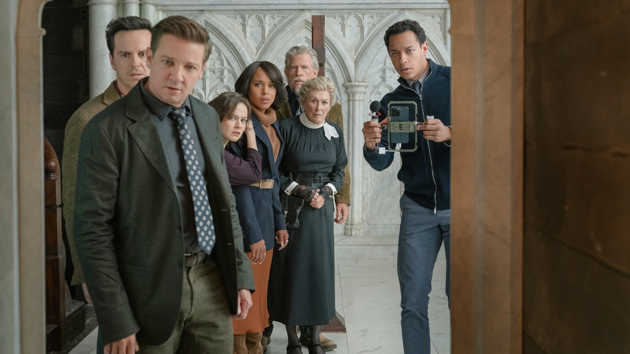 (L to R) Andrew Scott, Jeremy Renner, Cailee Spaeny, Kerry Washington, Thomas Haden Church, Glenn Close and Daryl McCormack in 'Wake Up Dead Man: A Knives Out Mystery'. Cr. John Wilson/Netflix © 2025.
