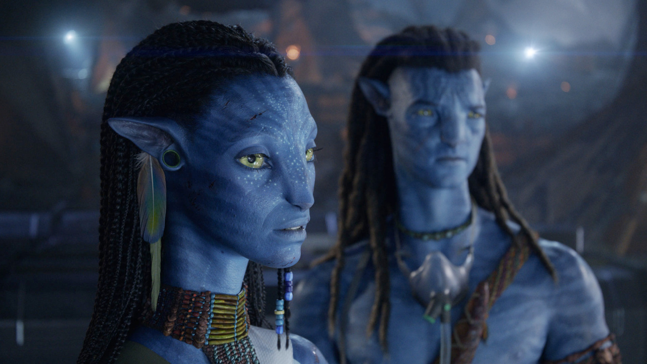 (L to R) Neytiri (Zoe Saldaña) and Jake Sully (Sam Worthington) in 20th Century Studios' 'Avatar: Fire and Ash'. Photo courtesy of 20th Century Studios. © 2025 20th Century Studios. All Rights Reserved.