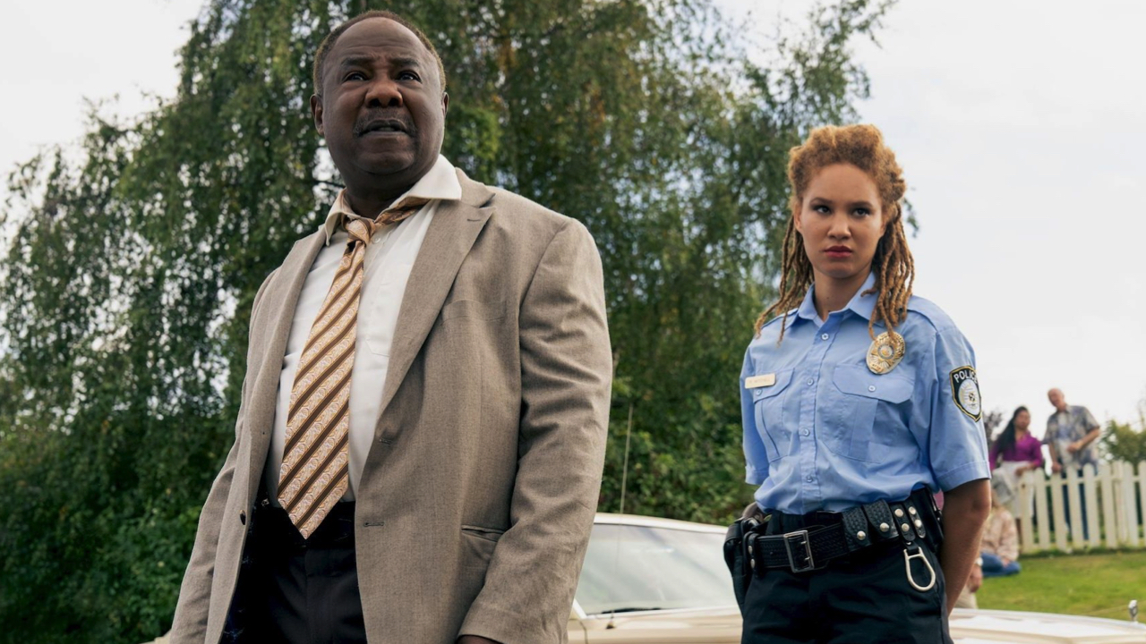 (L to R): Isiah Whitlock Jr and Ayoola Smart in ‘Cocaine Bear.’ Photo: Universal Pictures.