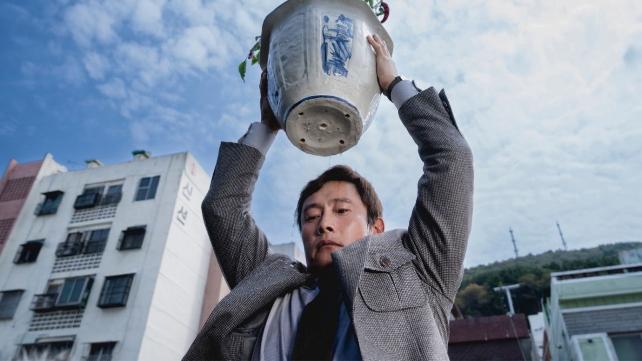 Lee Byung-hun stars in 'No Other Choice'. Photo: CJ Entertainment.