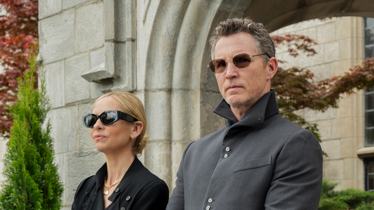 (L to R): Sarah Michelle Gellar and Shawn Hatosy in 'Ready or Not 2: Here I Come.' Photo: Searchlight Pictures/Pief Weyman, Courtesy of Searchlight Pictures. © 2025 Searchlight Pictures. All Rights Reserved.