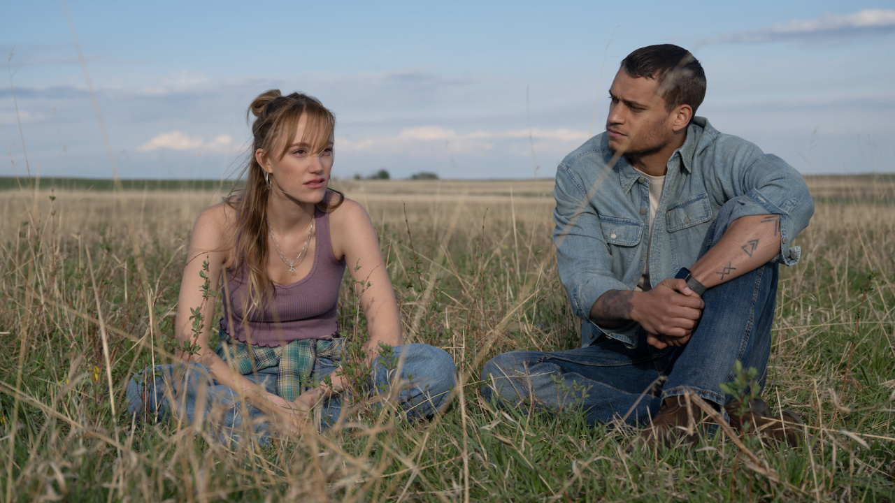(L to R) Kenna (Maika Monroe) and Ledger (Tyriq Withers) in 'Reminders of Him', directed by Vanessa Caswill. © Universal Studios.