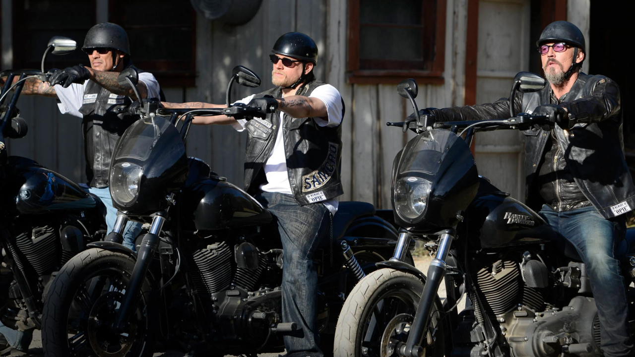 (L to R) Charlie Hunnam and Tommy Flanagan in 'Sons of Anarchy'. Photo: FX Productions.