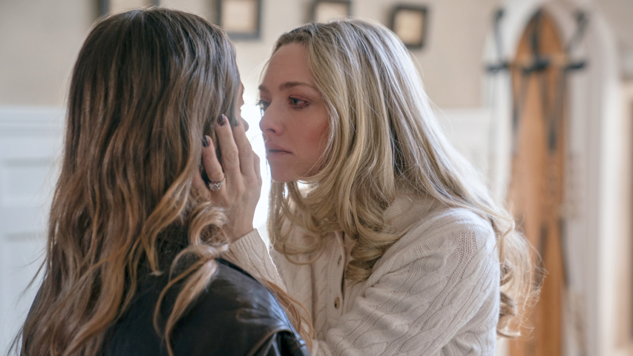 (L to R) Sydney Sweeney as Millie Calloway and Amanda Seyfried as Nina Winchester in 'The Housemaid'. Photo Credit: Daniel McFadden/Lionsgate.