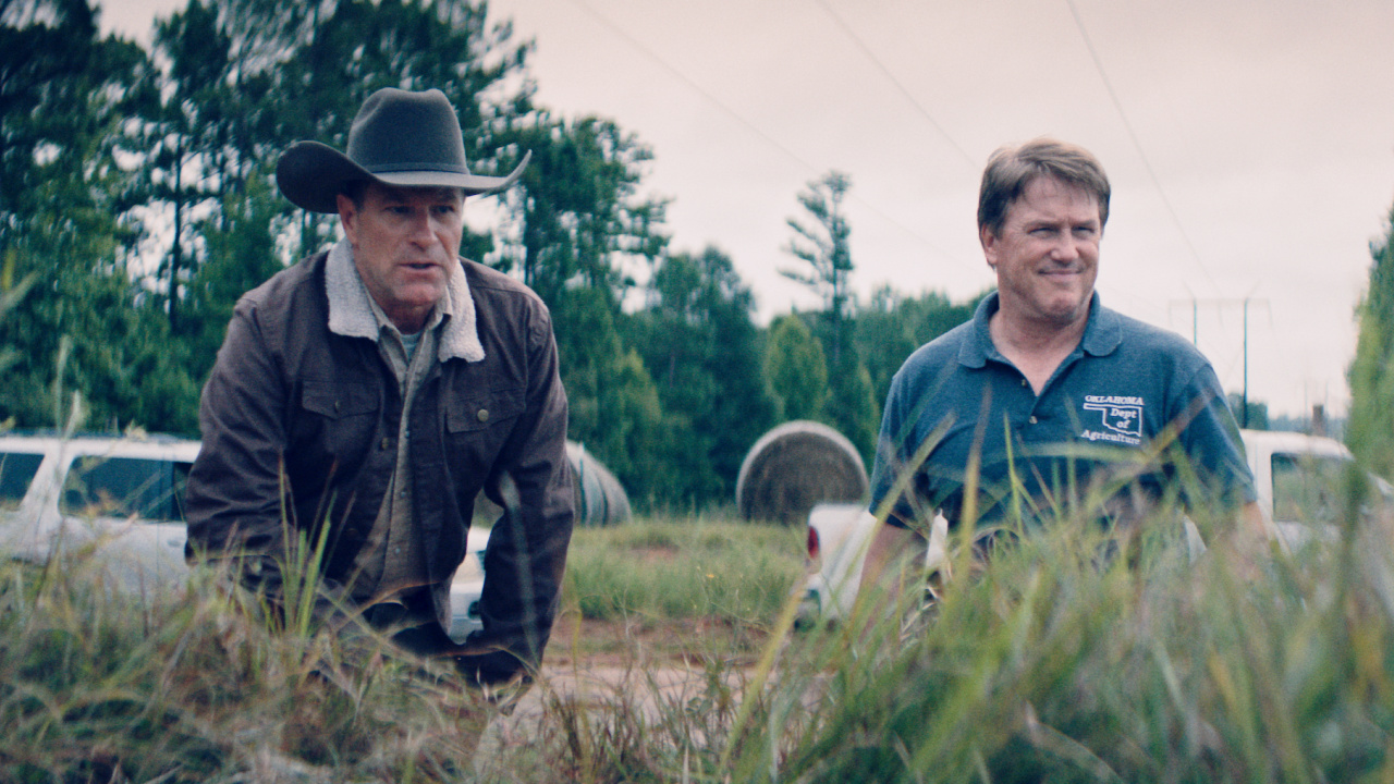 (L to R) Aaron Eckhart and Lochlyn Munro in 'Thieves Highway'. Photo: SSS Entertainment.