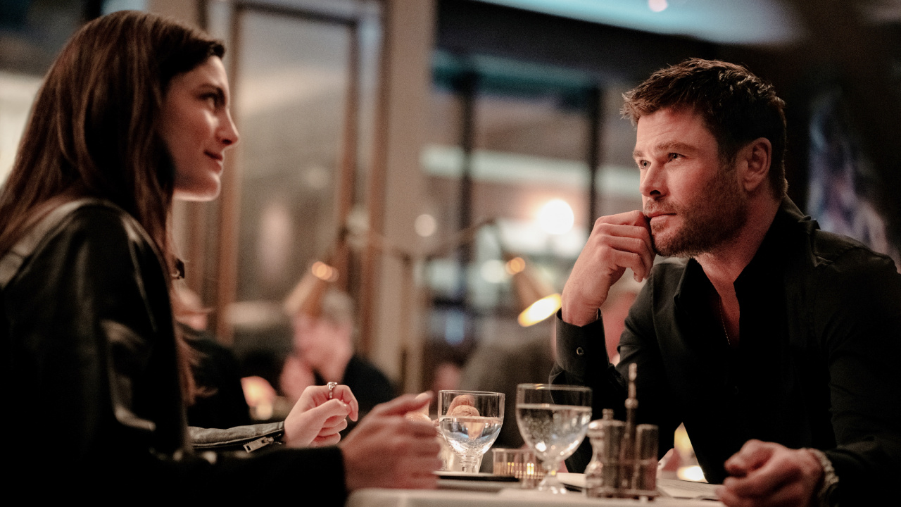 (L to R) Monica Barbaro and Chris Hemsworth star in 'Crime 101'. Photo Credit: Dean Rogers.