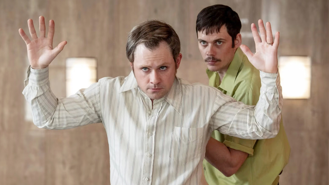 (L to R) Dacre Montgomery as Richard 'Dick' Hall and Bill Skarsgård as Tony Kiritsis in 'Dead Man's Wire'. Photo: Row K Entertainment.