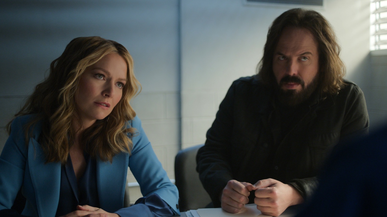(L to R): Becki Newton as Lorna Crane, Angus Sampson as Denis "Cisco" Wojciechowski in ‘The Lincoln Lawyer’ Season 4. Photo: Courtesy of Netflix © 2025.
