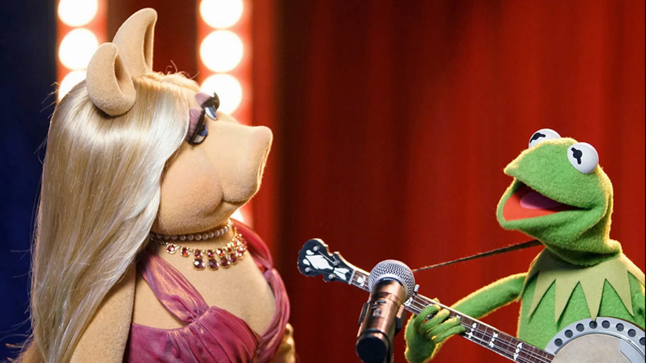(L to R) Miss Piggy and Kermit The Frog on 'The Muppets'. Photo: ABC Studios.