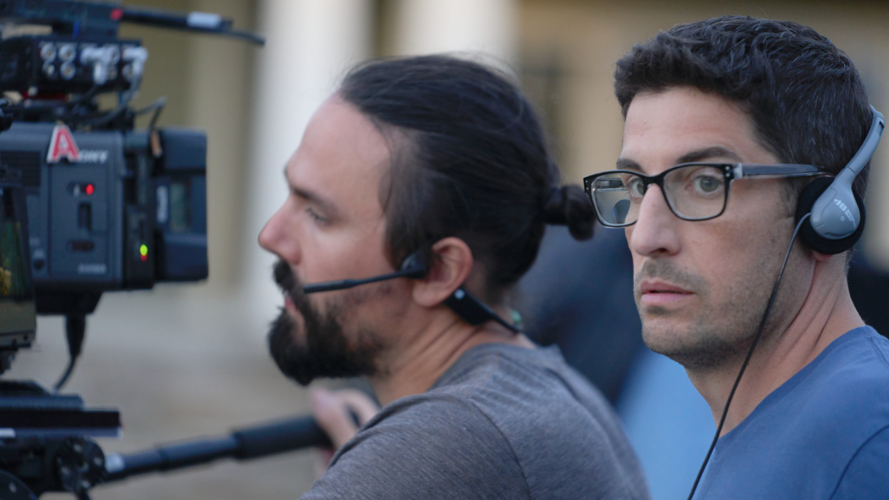 (Right) Director Jason Biggs on the Comedy, Thriller, Action and Crime film, 'Untitled Home Invasion Romance'. Photo courtesy of Republic Pictures (a Paramount Pictures label).