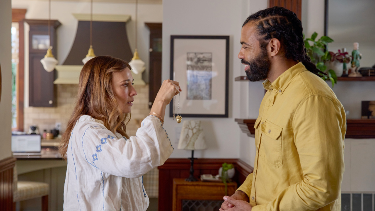 (L to R) Rashida Jones and Daveed Diggs in 'In the Blink of an Eye'. Photo by Searchlight Pictures/Kimberley French, Courtesy of Searchlight Pictures. © 2025 Searchlight Pictures. All Rights Reserved.