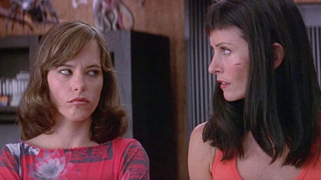 (L to R) Parker Posey and Courteney Cox Arquette in 'Scream 3'. Photo: Dimension Films.