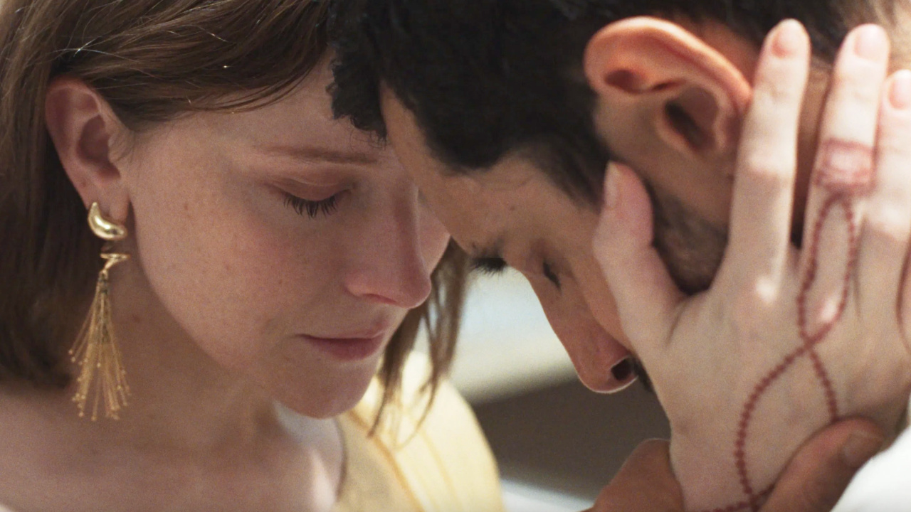 (L to R) Morfydd Clark and Riz Ahmed in 'Hamlet'. Photo: Focus Features.