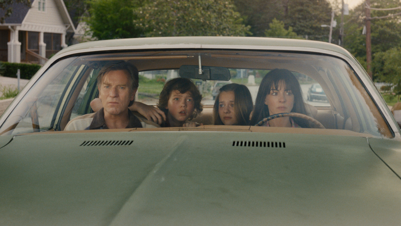 (L to R) Ewan McGregor as Greg Platt, Christian Convery as Brian Platt, Maisy Stella as Audrey Platt and Anne Hathaway as Denise Platt in in 'The End of Oak Street', a Warner Bros. Pictures Release. Photo Credit: Photo Courtesy Warner Bros. Pictures.