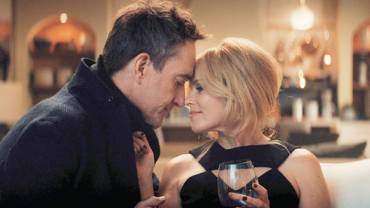 (L to R) Matthew Macfadyen as Les and Elizabeth Banks as Lindy in 'The Miniature Wife'. Photo: Screengrab/Peacock.