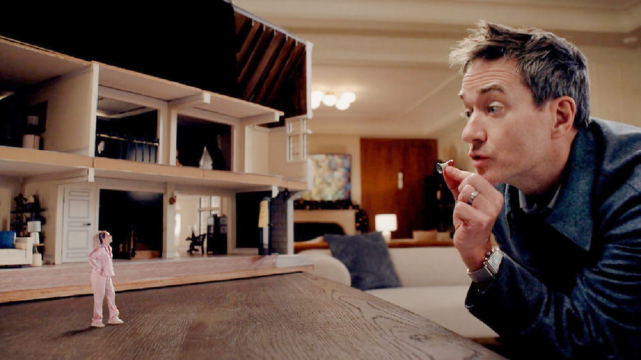 (L to R) Matthew Macfadyen as Les and Elizabeth Banks as Lindy in 'The Miniature Wife'. Photo: Peacock.